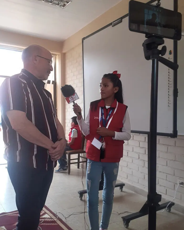 El historiador Langer escucha preguntas de una estudiante de colegio que practica el periodismo digital