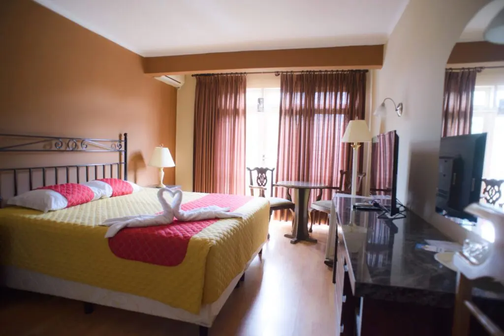 El hotel Los Ceibos espera a los turistas en un espacio acogedor y cómodo en el centro de la ciudad