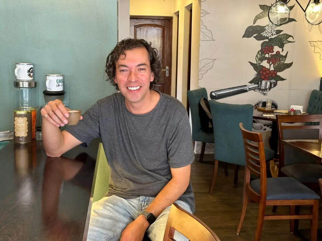 Gato Pino saboreando un ristreto en el café Ocaso.